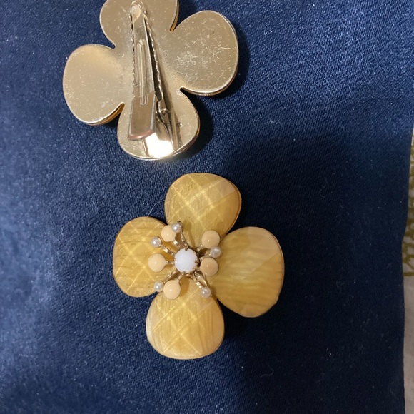 Two vintage hair clips glass? Lucite? Spring flowers with enamel and faux pearls - Picture 3 of 4